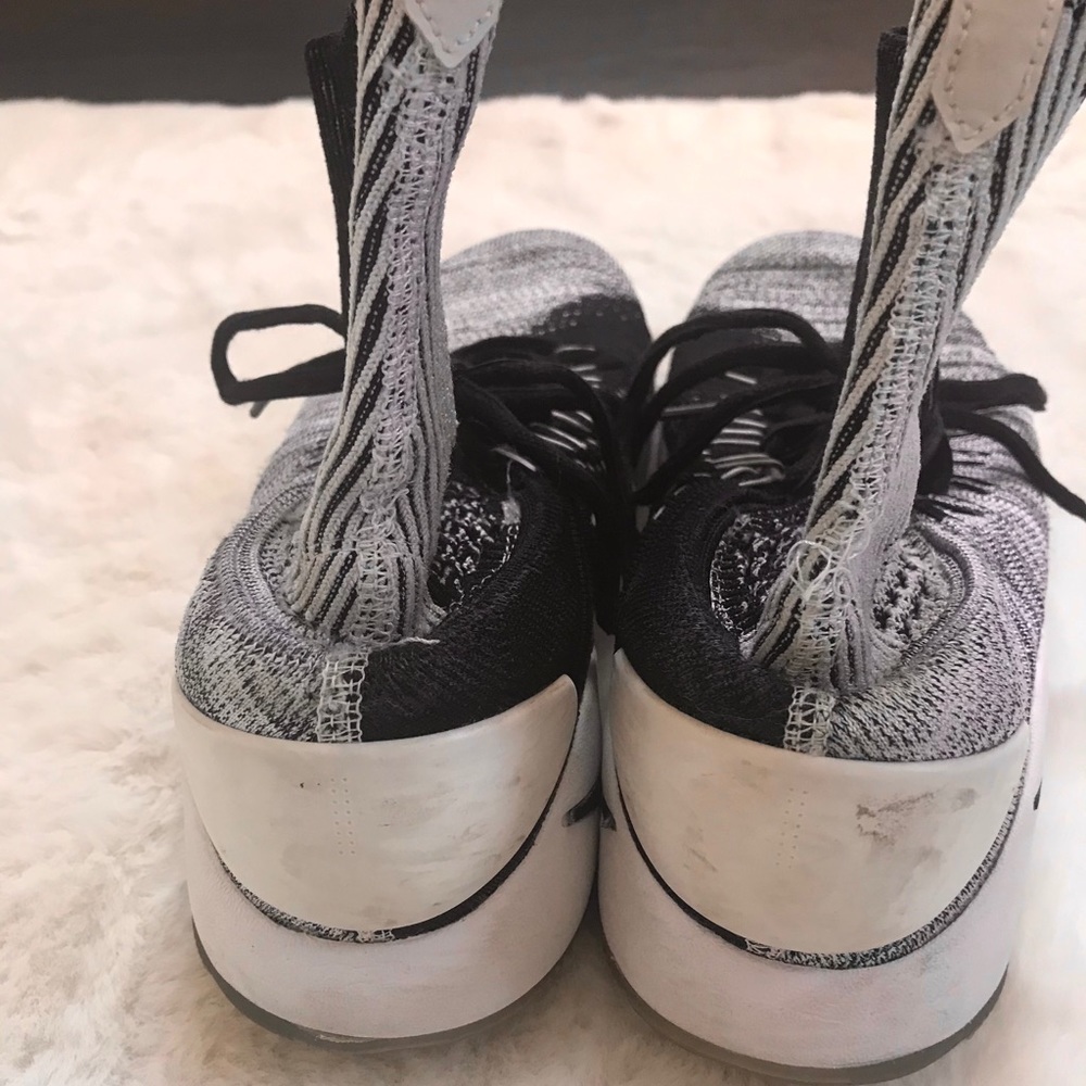 Nike Hyperdunk 2016 Flyknit Zoom Gray Sneakers - Picture 5 of 15